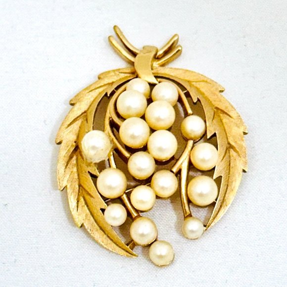 Crown Trifari Laurel Leaf & Faux Pearl Brooch - Picture 3 of 8